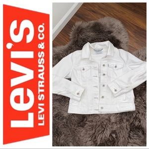 White Levi’s Jean Jacket with Pockets 🤍